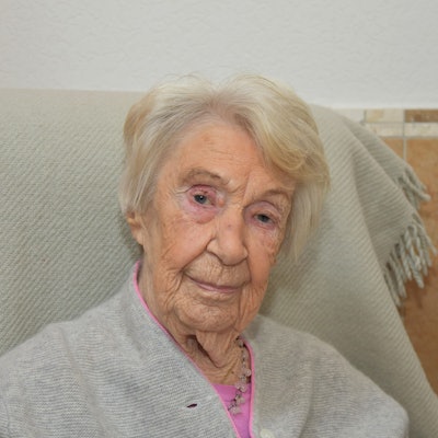 Das Foto zeigt eine ältere Frau.