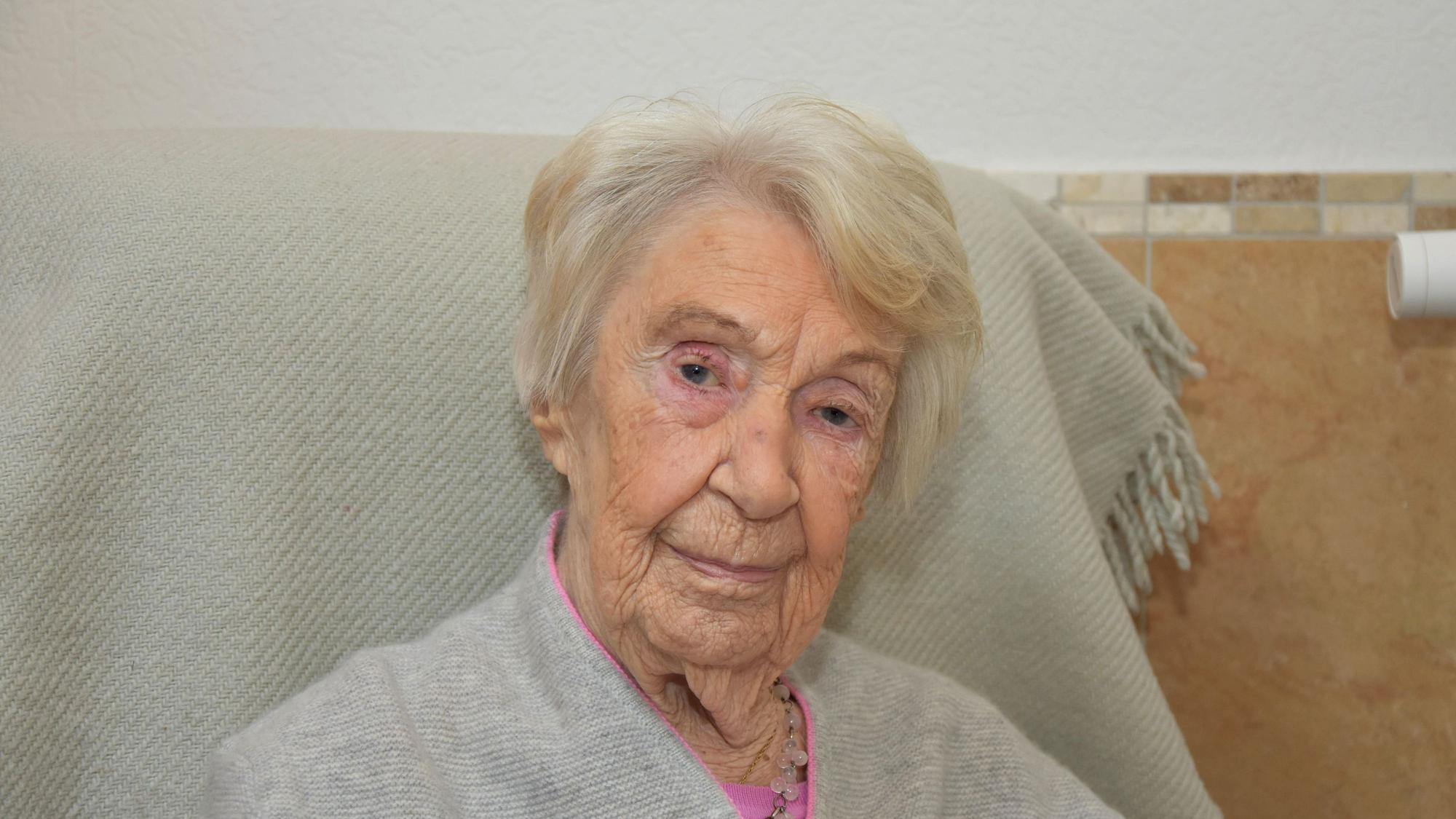 Das Foto zeigt eine ältere Frau.
