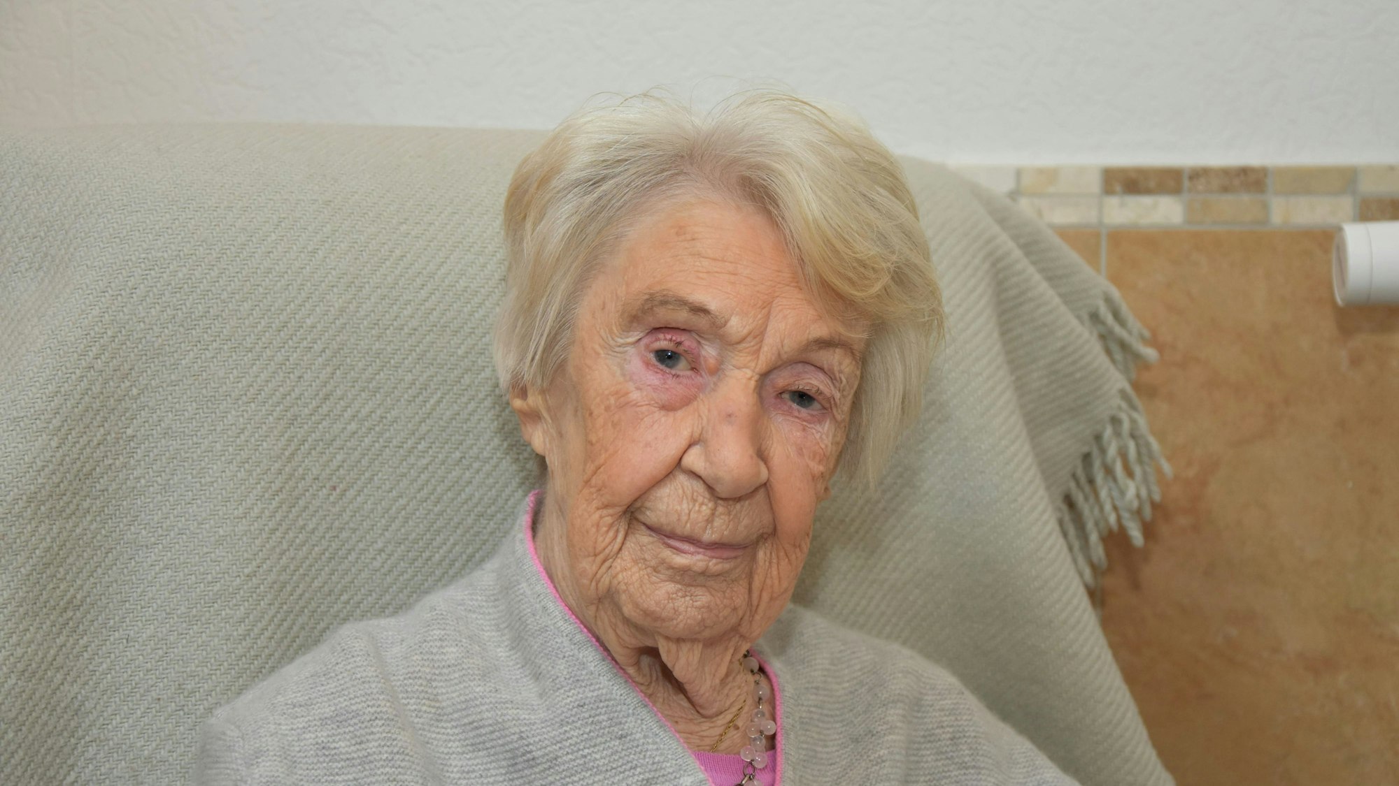 Das Foto zeigt eine ältere Frau.