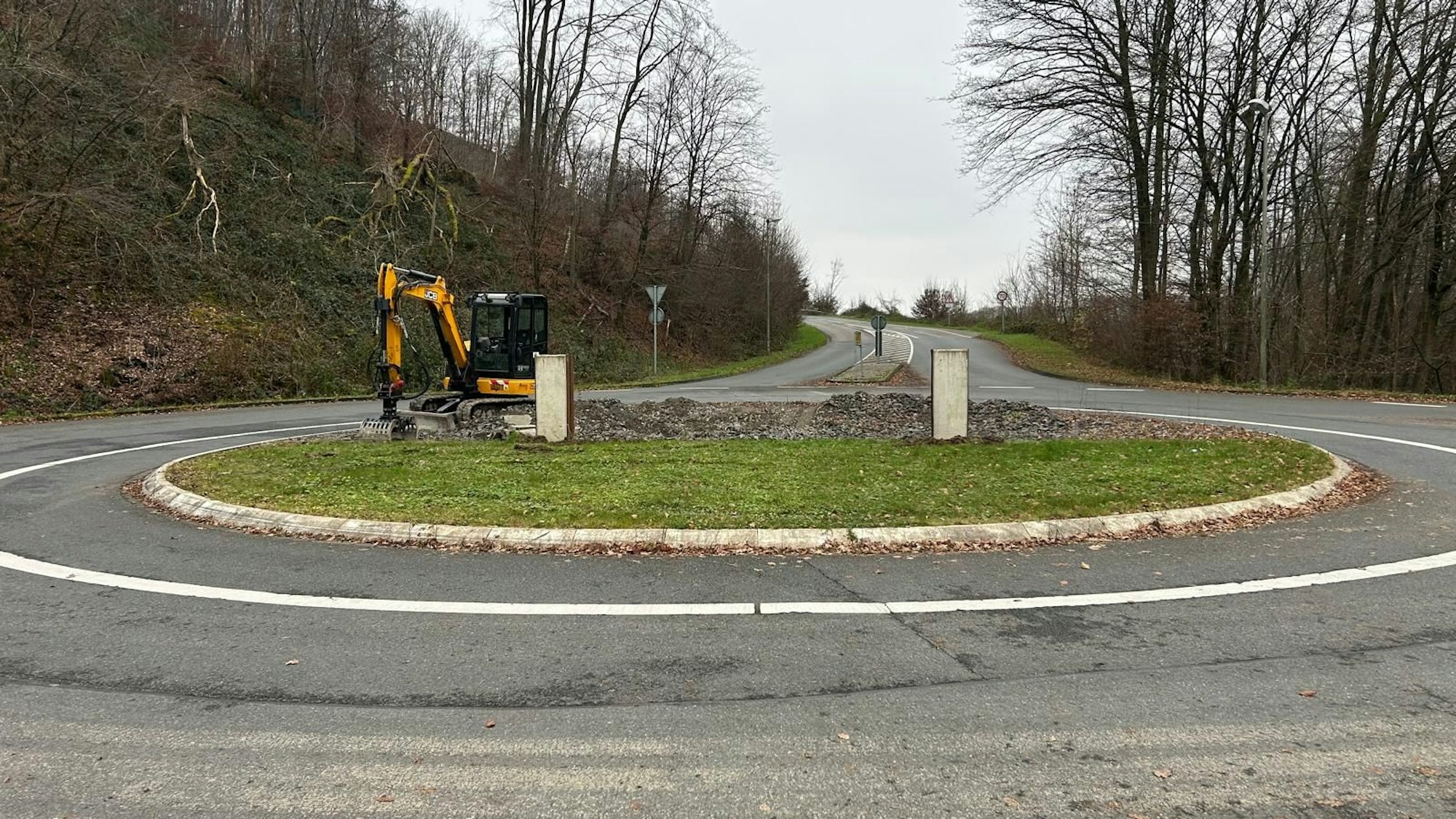 Der Kreisverkehr unweit des Overather Schulzentrums Cyriax ist seiner Aufbauten entledigt worden.