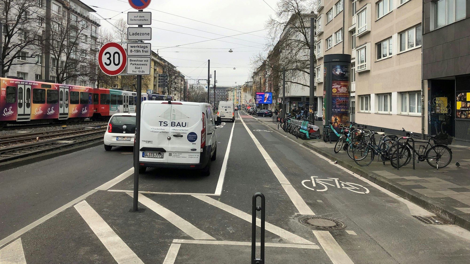 Mit dem neuen Fahrradstreifen am Kölner Salierring ist das Projekt "#RingFrei" nach acht Jahren fertiggestellt.