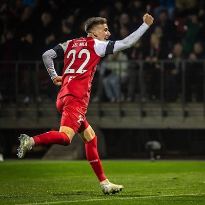 3. Liga: FC Viktoria Köln - VfB Stuttgart II, 01.11.2024 Jubel zum 1:0 durch Said El Mala FC Viktoria Köln, 22  Köln, 1.11.2024, 13. Spieltag der 3. Fußball-Liga, FC Viktoria Köln - VfB Stuttgart II im Sportpark Hoehenberg in Köln. Die DFL-Bestimmungen verbieten die Verwendung von Fotografien als Bildsequenzen und / oder Quasi-Videos. *** 3 Liga FC Viktoria Köln VfB Stuttgart II, 01 11 2024 Cheers for 1 0 by Said El Mala FC Viktoria Köln, 22 Cologne, 1 11 2024, 13 matchday of the 3 Football League, FC Viktoria Köln VfB Stuttgart II at the Hoehenberg Sports Park in Cologne The DFL regulations prohibit the use of photographs as image sequences and or quasi videos Copyright: xBEAUTIFULxSPORTS/LeahxKohringx