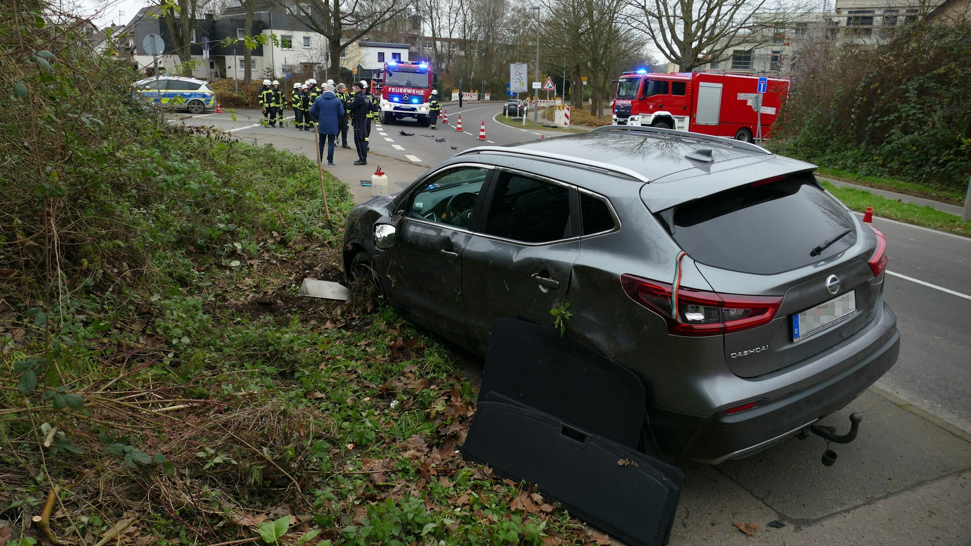 Ein Auto steht beschädigt auf dem Radweg.