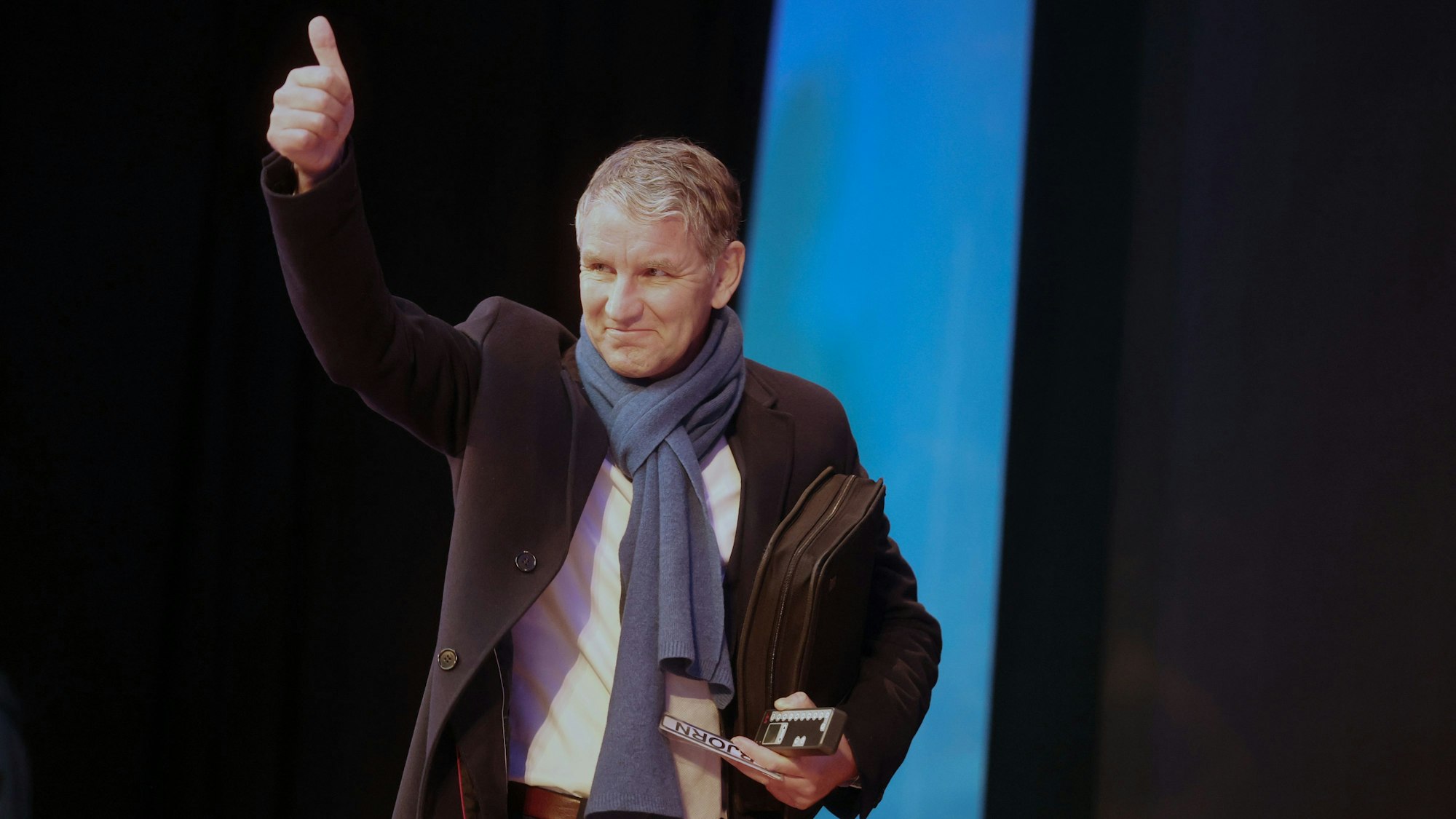 Björn Höcke, Vorsitzender der AfD in Thüringen kommt beim AfD-Parteitag in der Stadthalle auf die Bühne.