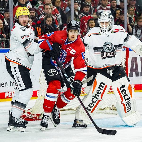 Haie-Stürmer Louis-Marc Aubry (rotes Trikot) positioniert sich vor dem Tor der Löwen Frankfurt.