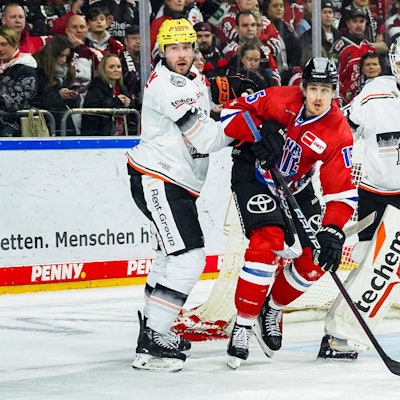 Haie-Stürmer Louis-Marc Aubry (rotes Trikot) positioniert sich vor dem Tor der Löwen Frankfurt.