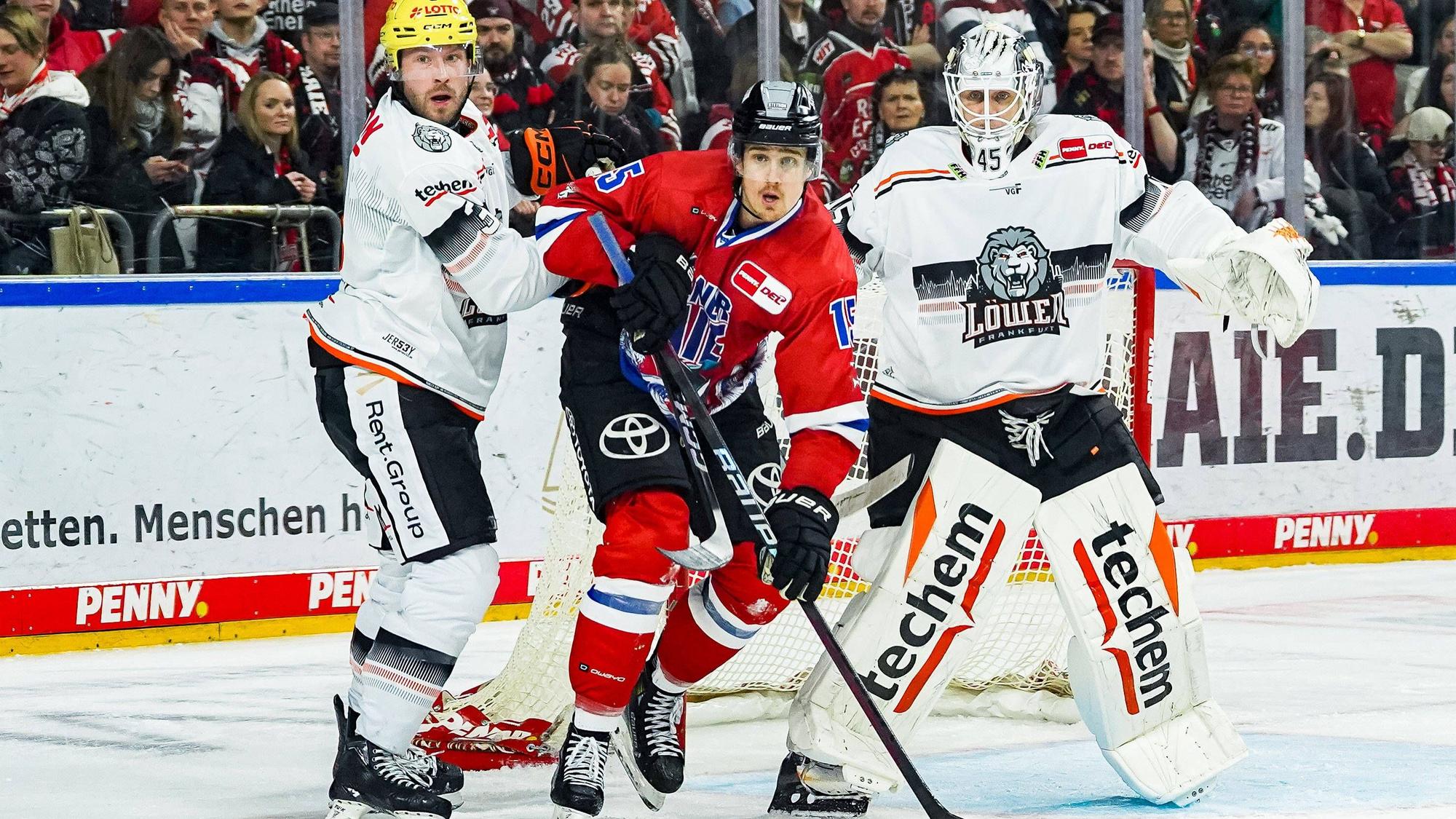 Haie-Stürmer Louis-Marc Aubry (rotes Trikot) positioniert sich vor dem Tor der Löwen Frankfurt.
