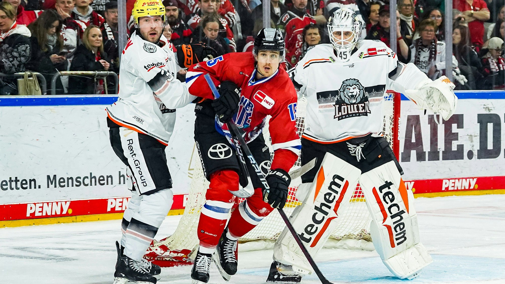 Haie-Stürmer Louis-Marc Aubry (rotes Trikot) positioniert sich vor dem Tor der Löwen Frankfurt.