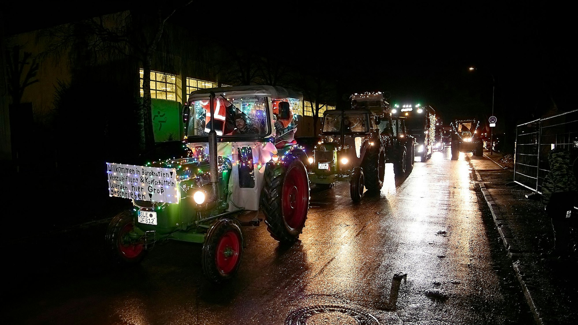 Der vordere Wagen hat das Motto angebracht.
