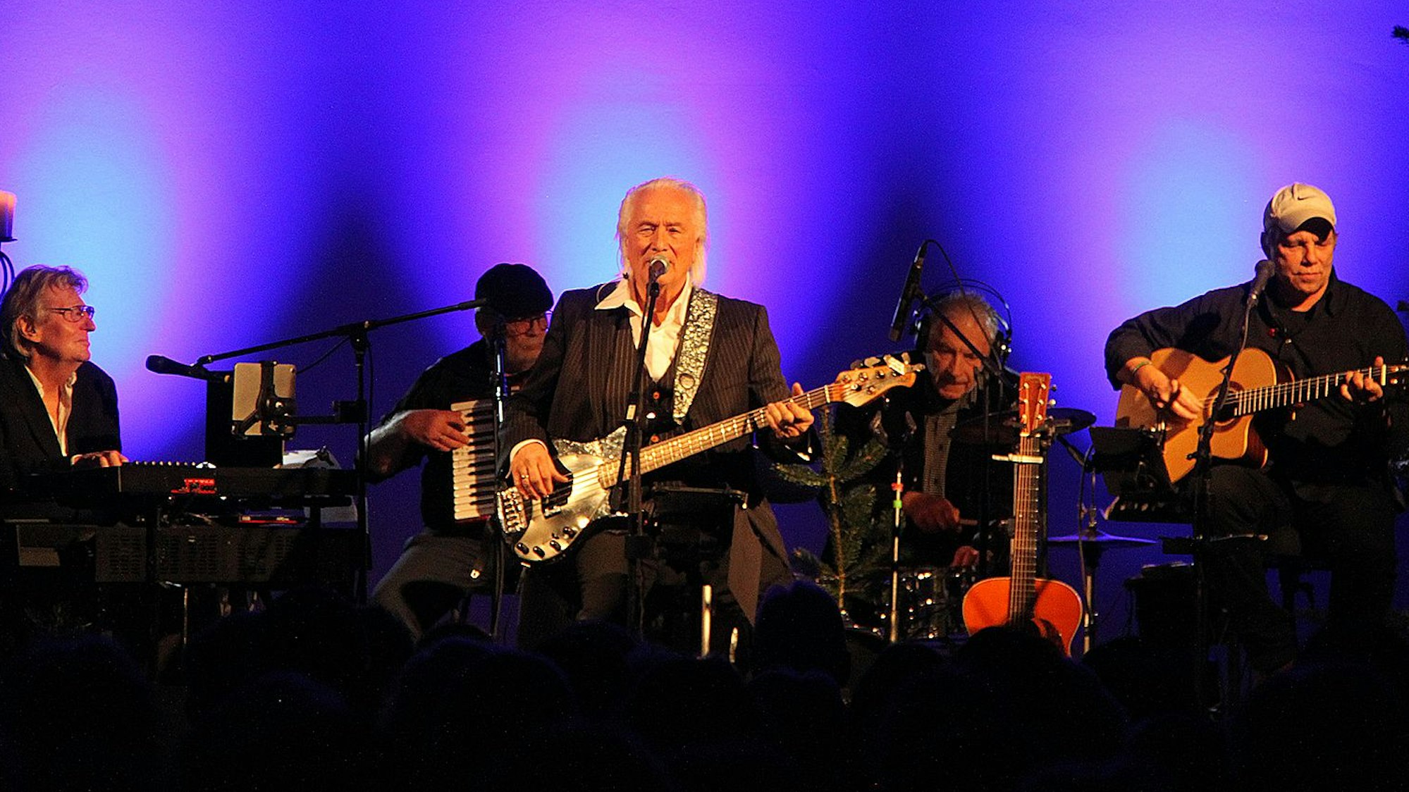 Das Bild zeigt Hannes Schöner und dessen Band während des Konzerts in Bad Münstereifel.