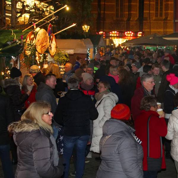 Auf dem Bild sind viele Besucher des Weihnachtsmarktes zu sehen.