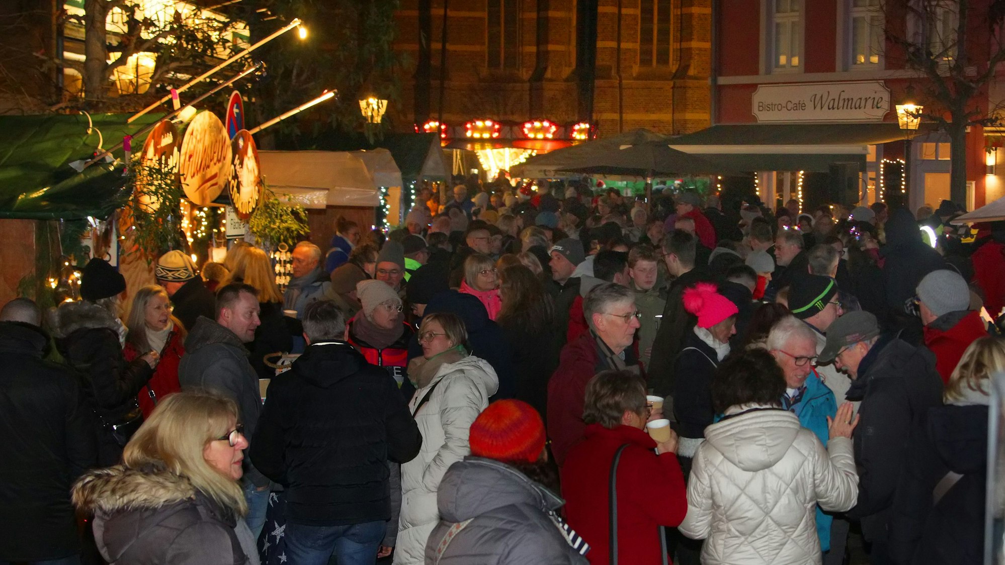 Auf dem Bild sind viele Besucher des Weihnachtsmarktes zu sehen.