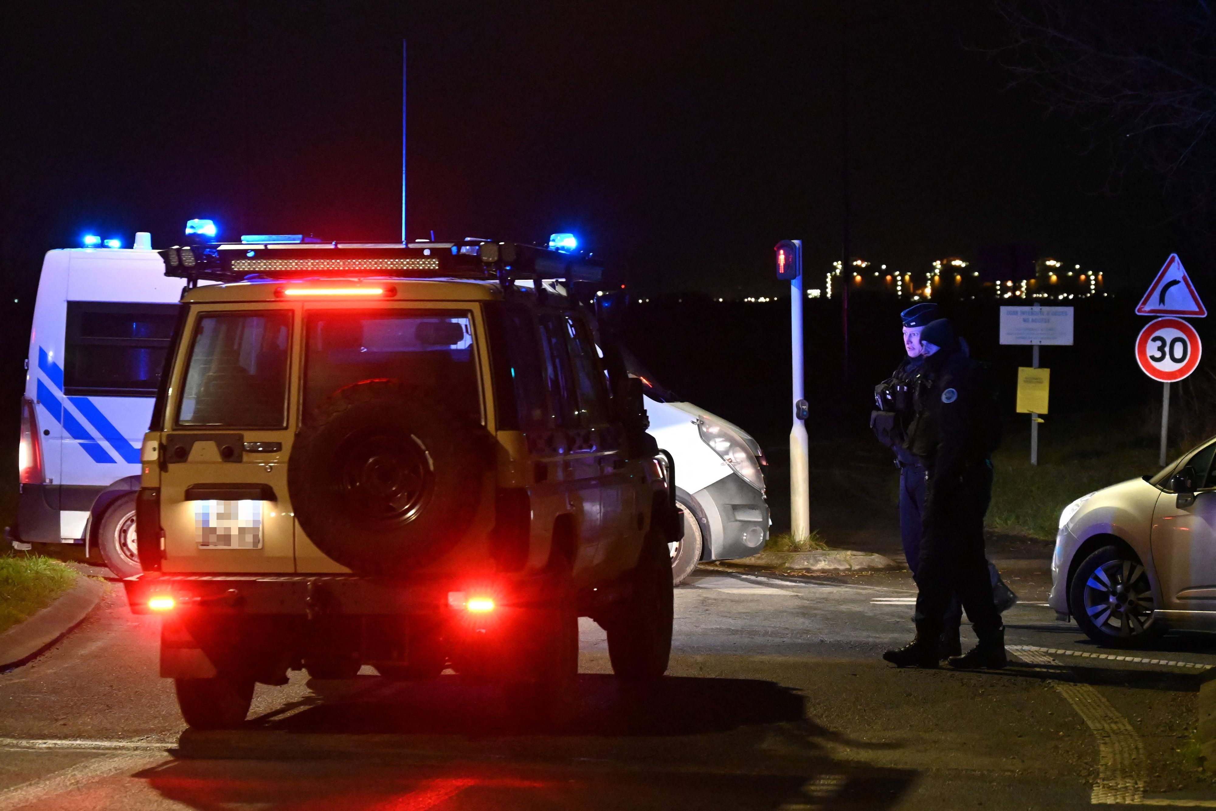 14.12.2024, Frankreich, Mardyck: Die Polizei sperrt ein Flüchtlingslager an einer Straße zwischen Mardyck und Loon-Plage ab, wo am 14.12.2024 in der Nähe von Dünkirchen, Nordfrankreich, zwei Wachleute und zwei Migranten erschossen wurden.