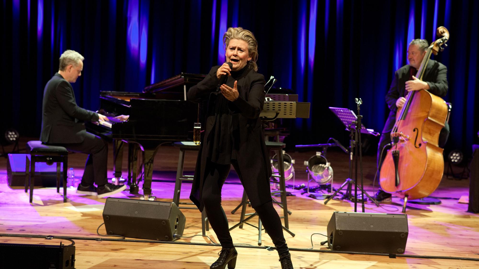 Das Bild zeigt Gitte Hænning mit ihrer Band im Euskirchener Stadttheater.