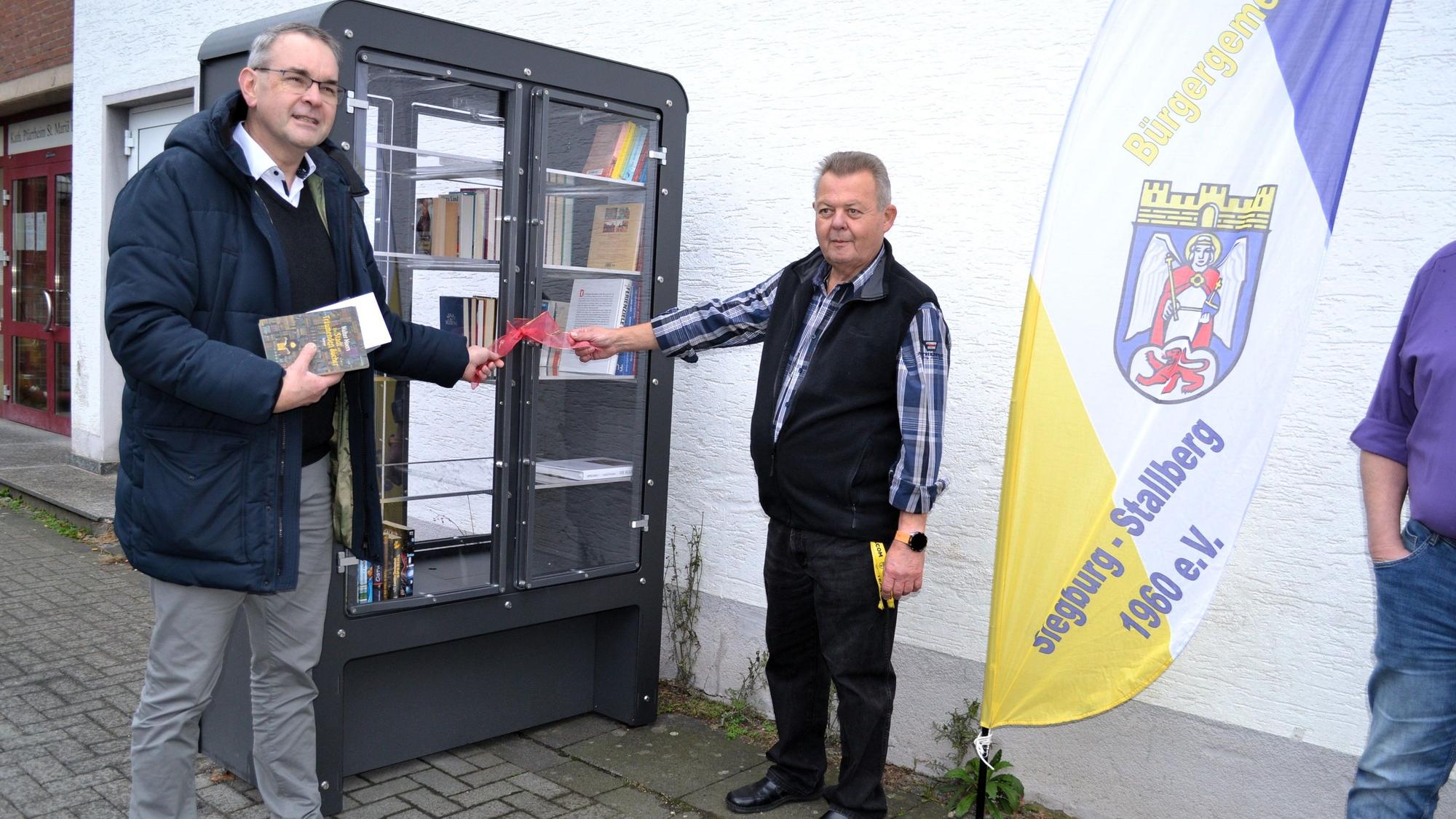 Bürgermeister Stefan Rosemann und Bürgervereins -Geschäftsführer Achim Kerp (rechts) weihten den Bücherschrank ein.
