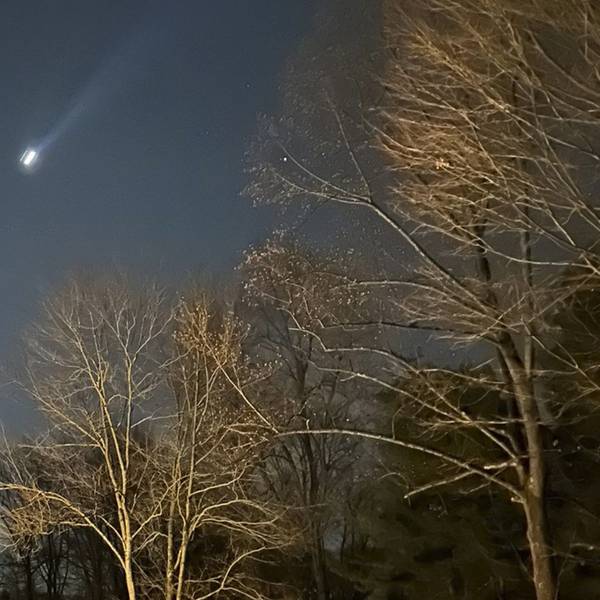 Mehrere Drohnen sind am 5. Dezember 2024 über der US-Stadt Bernardsville zu sehen. Die Sichtungen sorgen in den USA für wilde Theorien.