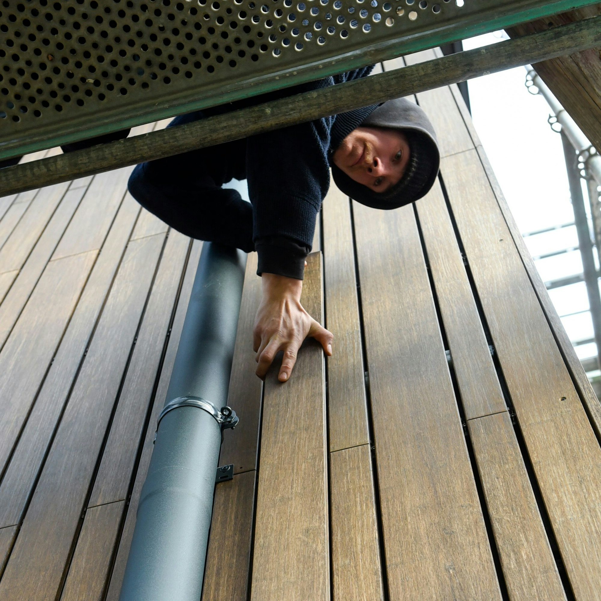 Auf dem Bild ist ein Handwerker auf einem Gerüst zu sehen.