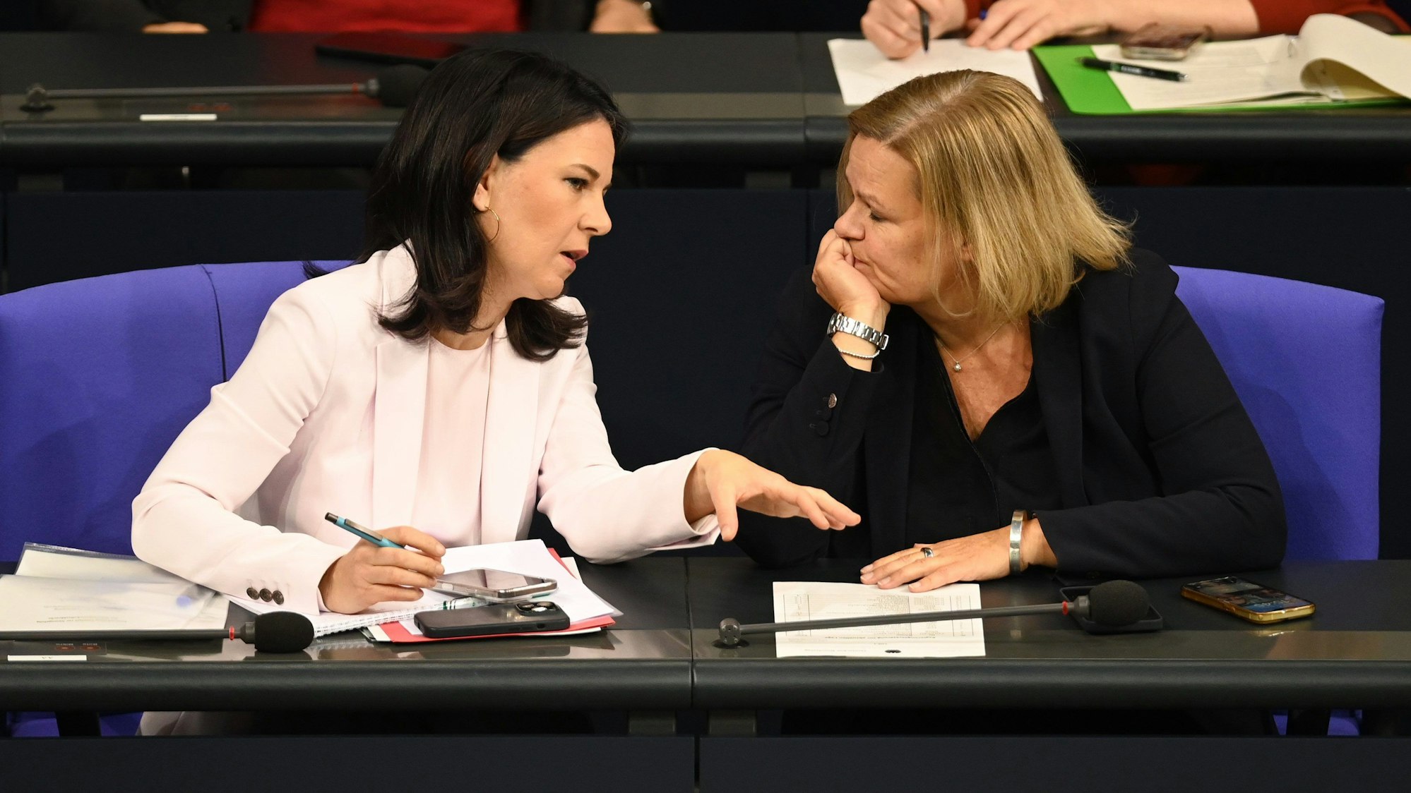 13.11.2024, Berlin: Annalena Baerbock (l) (Bündnis 90/Die Grünen), Außenministerin, und Nancy Faeser (SPD), Bundesministerin für Inneres und Heimat, nehmen an einer Sitzung des Bundestags teil.