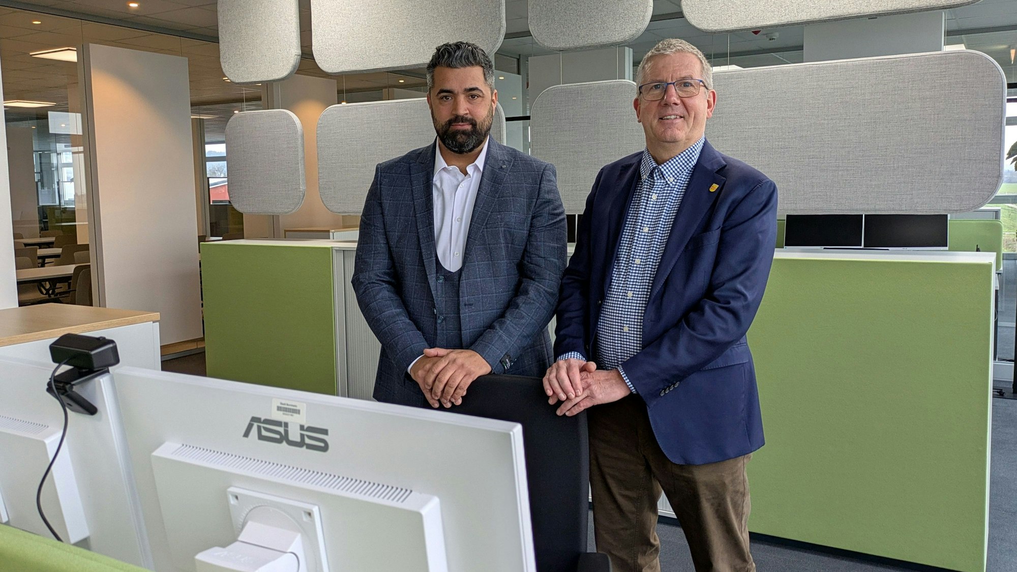 Eigentümer Manuel Uttendorf (links) steht mit Bürgermeister Christoph Becker an einem der Schreibtische.