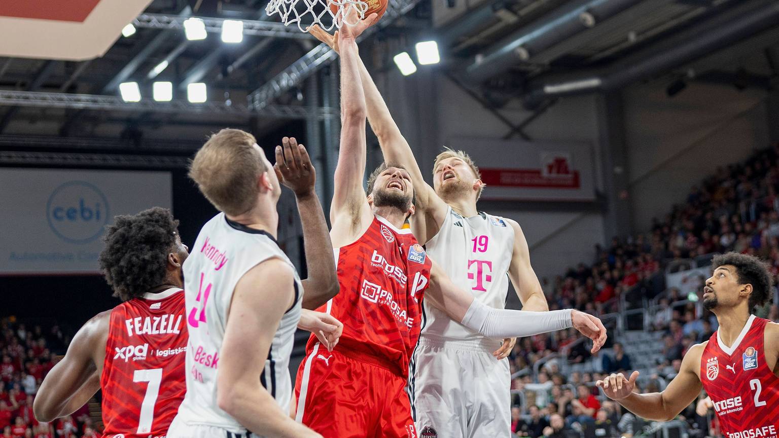 Der Bonner Till Pape (rechts) und Bambergs Brandon Horvath kämpfen um den Rebound.