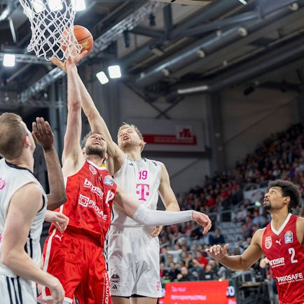 Der Bonner Till Pape (rechts) und Bambergs Brandon Horvath kämpfen um den Rebound.