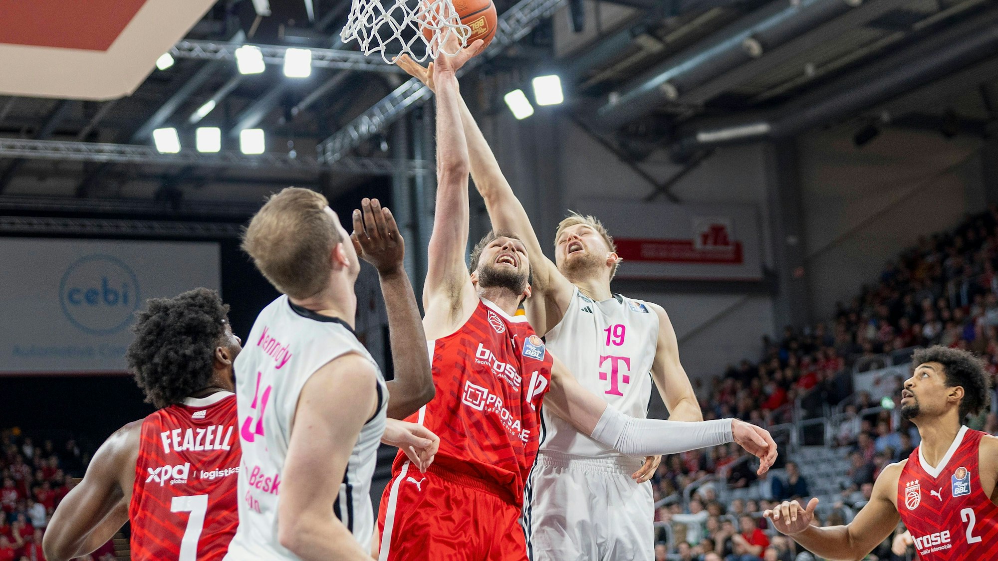Der Bonner Till Pape (rechts) und Bambergs Brandon Horvath kämpfen um den Rebound.