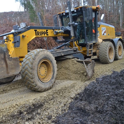 In Waldbröls Wäldern wird geschuftet, ein 22,5 Tonnen schwerer Grader bringt dort gerade Waldwege in Ordnung. Ende des Jahres sollen die Strecken mit einer Gesamtlänge von fast elf Kilometern komplett erneuert sein.