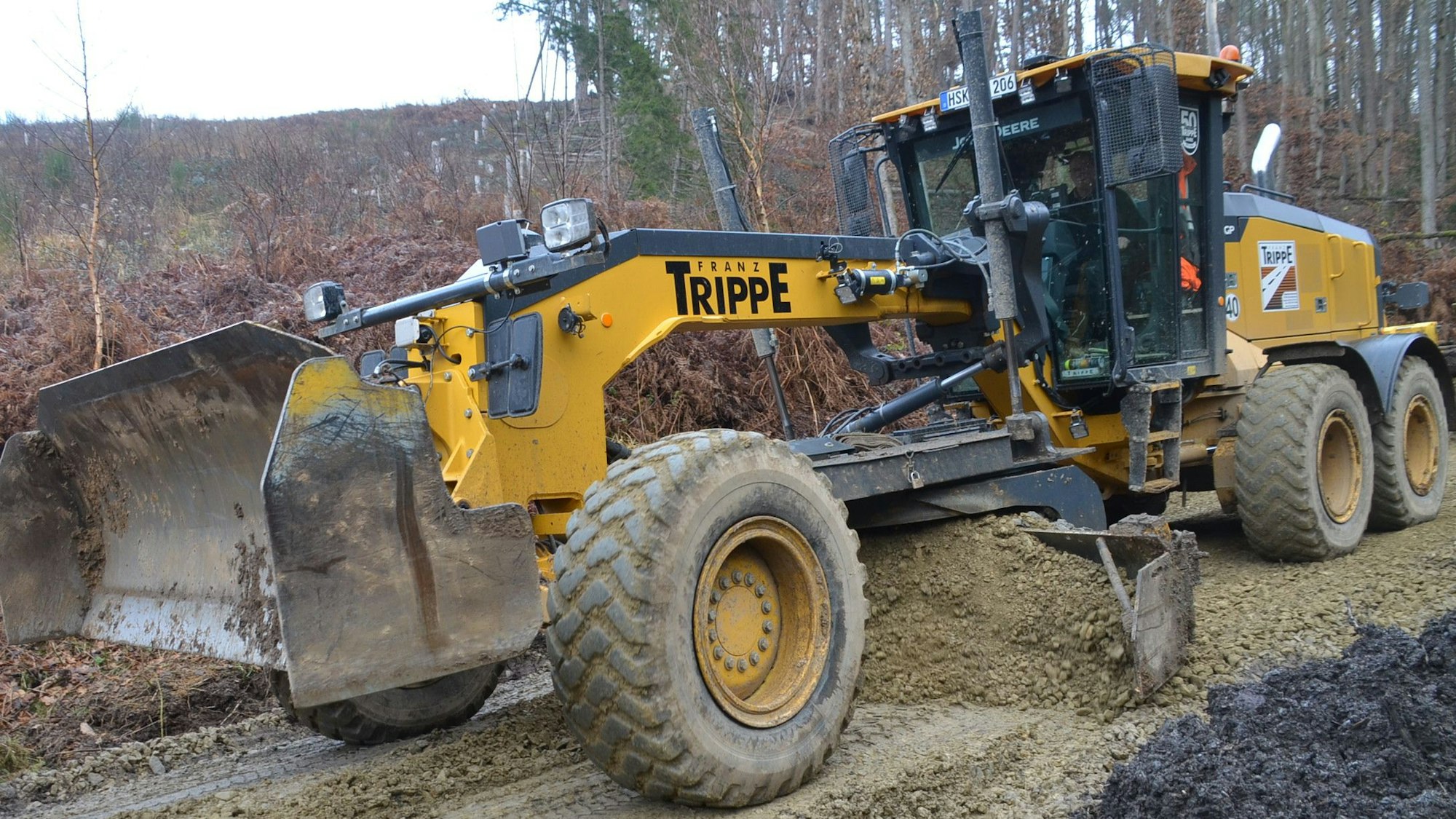 In Waldbröls Wäldern wird geschuftet, ein 22,5 Tonnen schwerer Grader bringt dort gerade Waldwege in Ordnung. Ende des Jahres sollen die Strecken mit einer Gesamtlänge von fast elf Kilometern komplett erneuert sein.