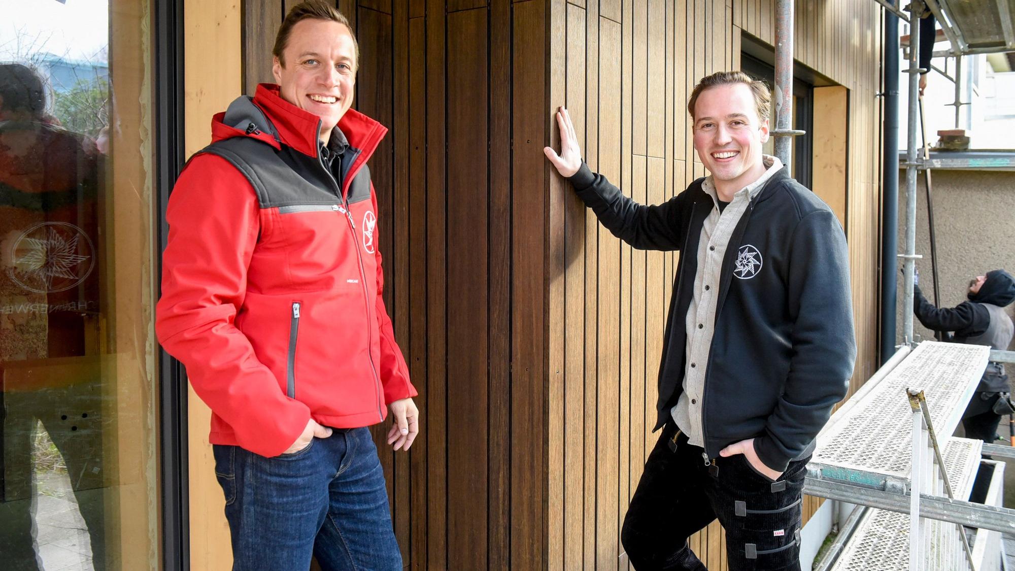 Auf dem Bild sind zwei junge Männer zu sehen, die den Existenzgründerpreis gewonnen haben.
