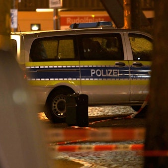 Der herrenlose Koffer wurde am Samstagabend von Sicherheitskräften an einer belebten Stelle des Weihnachtsmarktes auf dem Rudolfplatz entdeckt. Der Platz wurde daraufhin weiträumig abgesperrt.