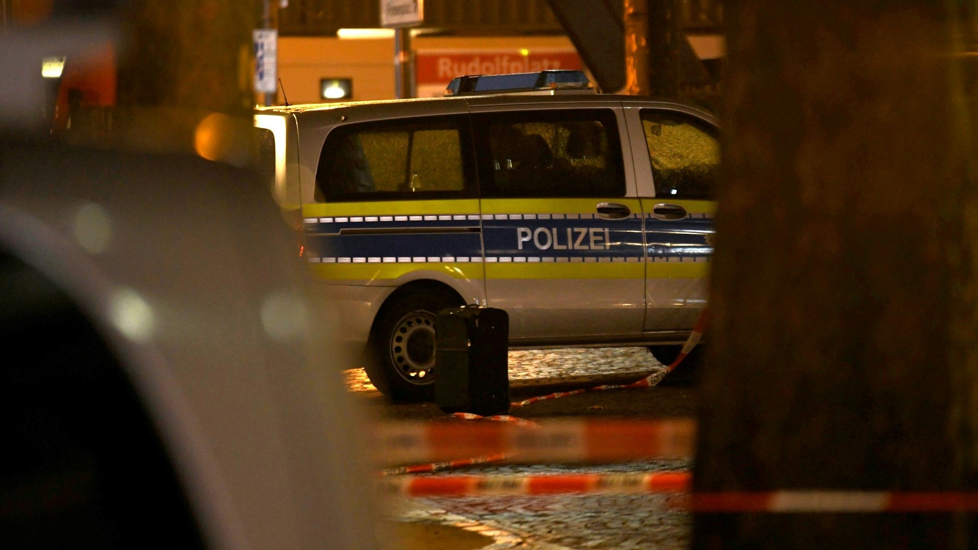 Der herrenlose Koffer wurde am Samstagabend von Sicherheitskräften an einer belebten Stelle des Weihnachtsmarktes auf dem Rudolfplatz entdeckt. Der Platz wurde daraufhin weiträumig abgesperrt.