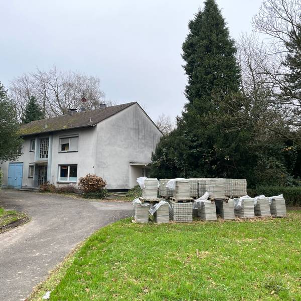 Das Haus in der Höhestraße unweit der Autobahn, das der Stadt Burscheid als Unterkunft für Geflüchtete dient.
