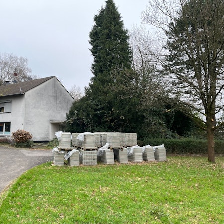 Das Haus in der Höhestraße unweit der Autobahn, das der Stadt Burscheid als Unterkunft für Geflüchtete dient.