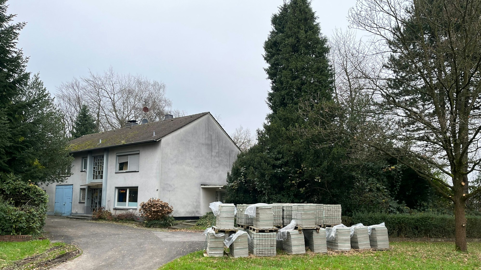 Das Haus in der Höhestraße unweit der Autobahn, das der Stadt Burscheid als Unterkunft für Geflüchtete dient.