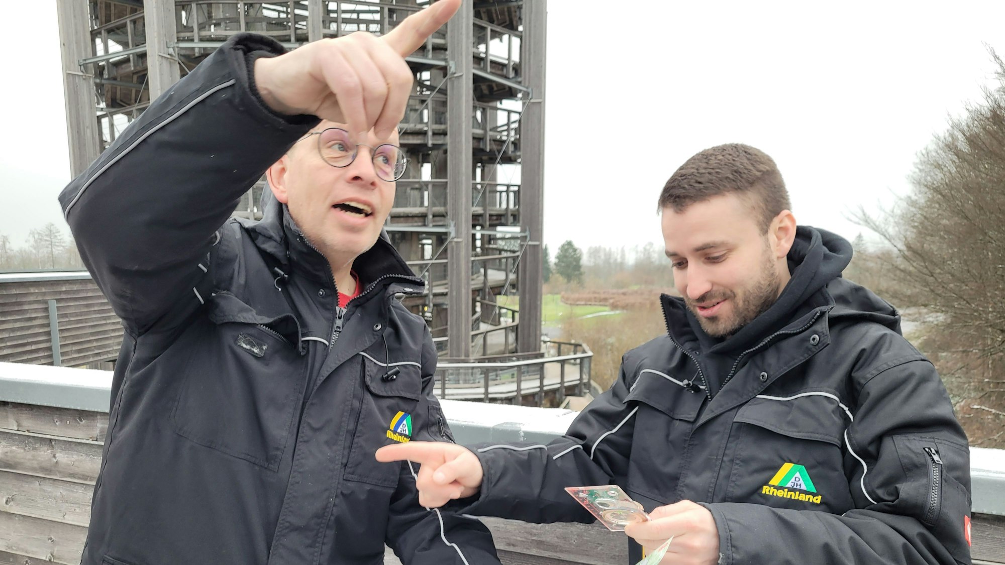 Üben schon mal Orientierung für die „Piratemania“: Patrick Mielke (links) und Kevin Deppe von der Leitung des Naturerlebnisparks Panarbora in Waldbröl.