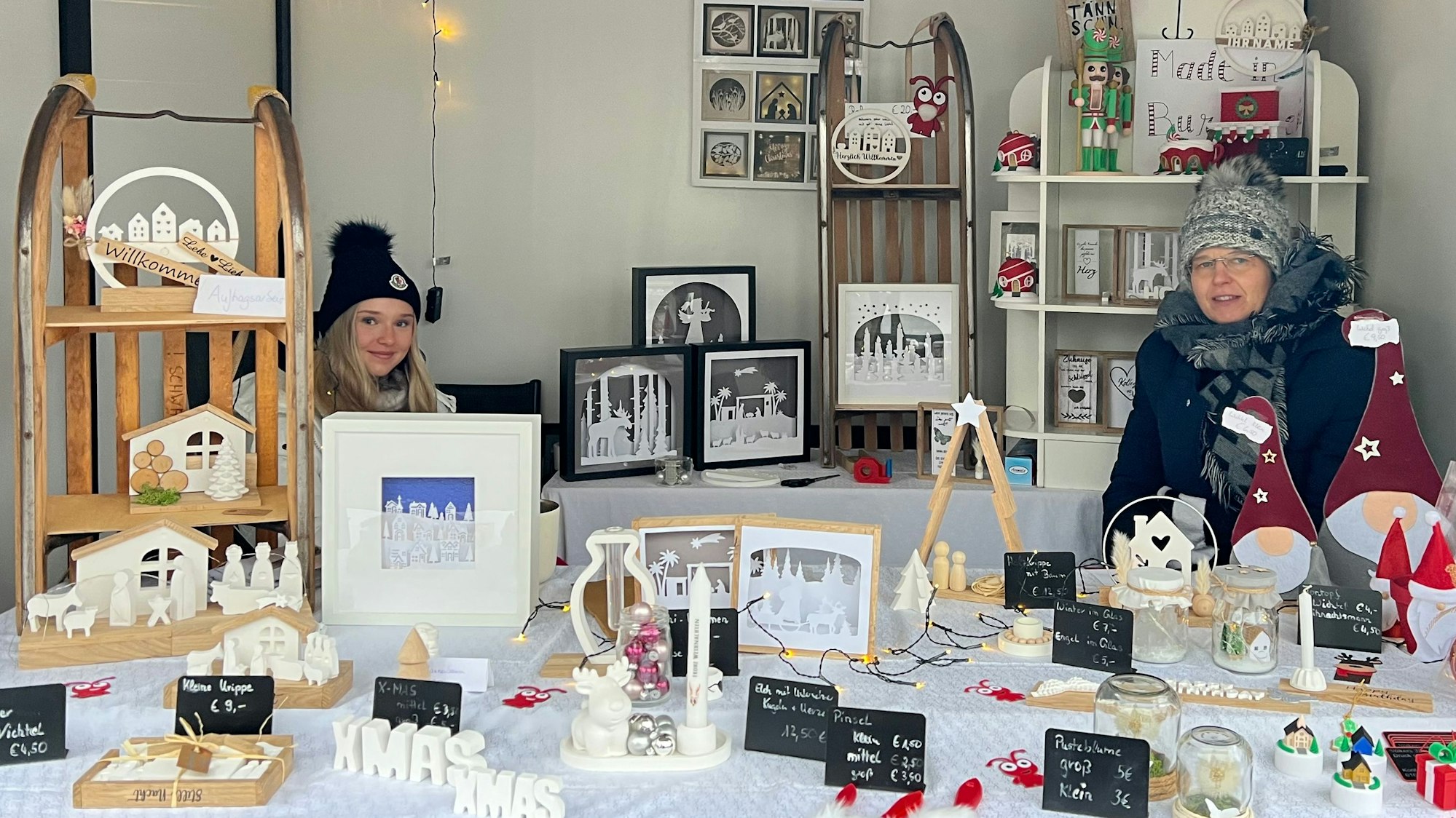 Lena und Claudia Graff in ihrem Stand auf dem Burscheider Weihnachtsmarkt