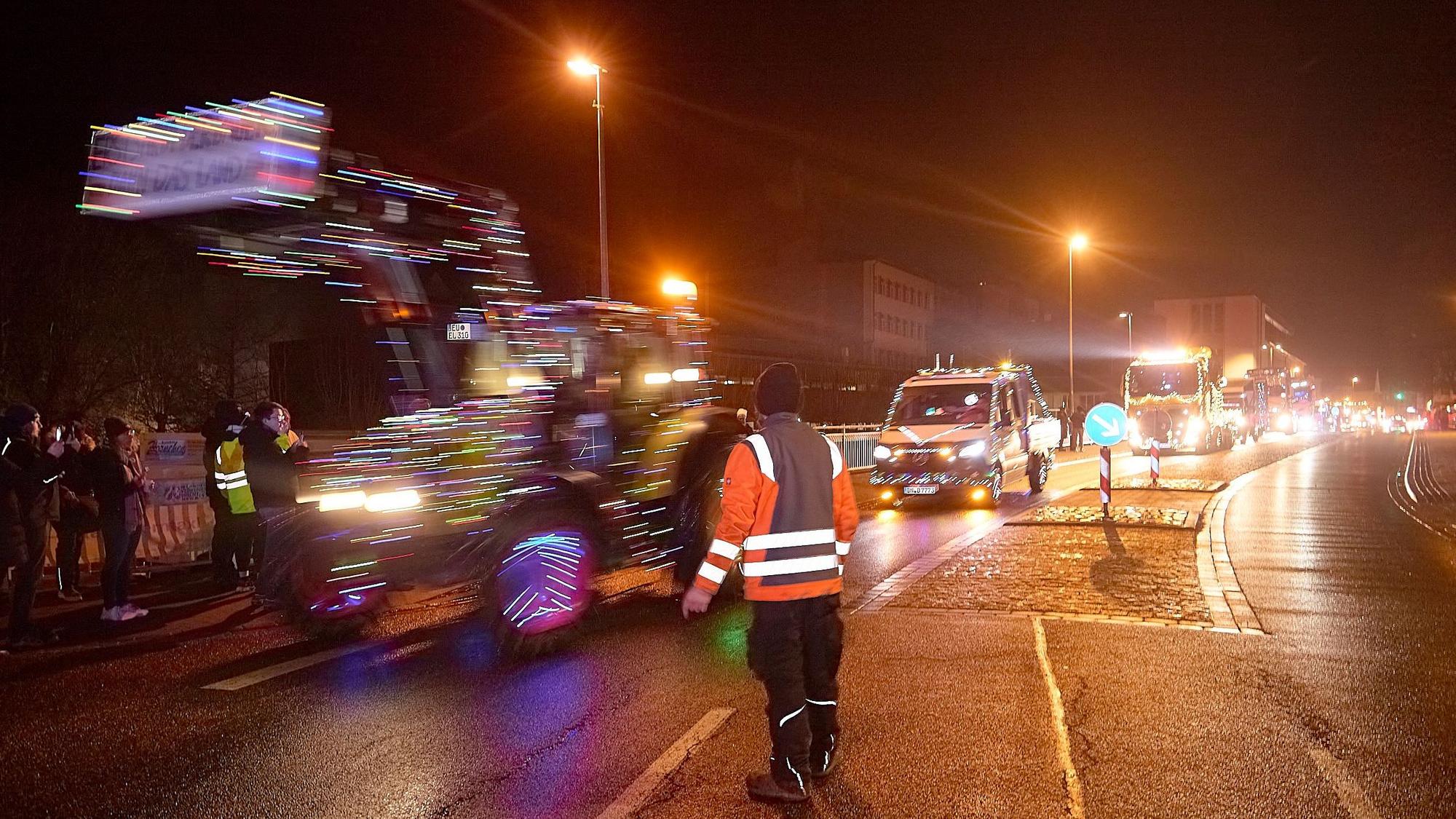 In Schleiden sortiert Christian Stoll die Fahrzeuge, die auf den Driesch fahren sollen und die anderen.