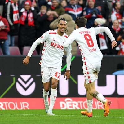 Torjubel: Vorbereiter Damion Downs (l.) und Schütze Denis Huseinbasic feiern das 3:0 für den 1. FC Köln.