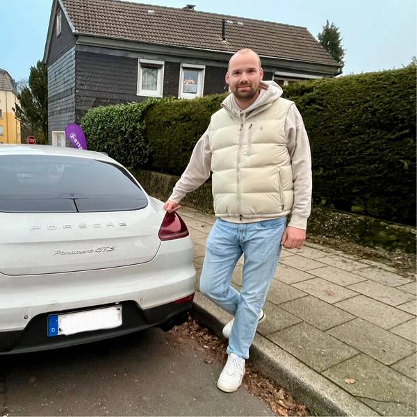 Mann mit Auto