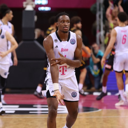 Das würden die Fans gerne öfter sehen: Bonns Phlandrous Fleming Jr. feiert einen versenkten Dreier. Das war zuletzt nur selten der Fall.