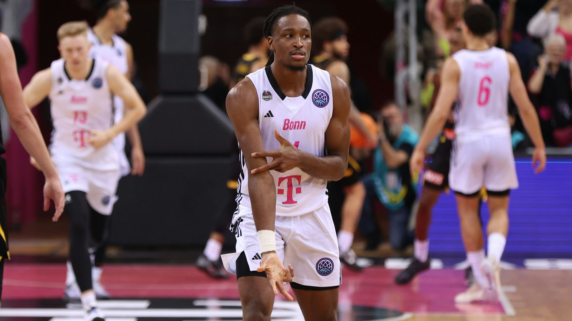 Das würden die Fans gerne öfter sehen: Bonns Phlandrous Fleming Jr. feiert einen versenkten Dreier. Das war zuletzt nur selten der Fall.