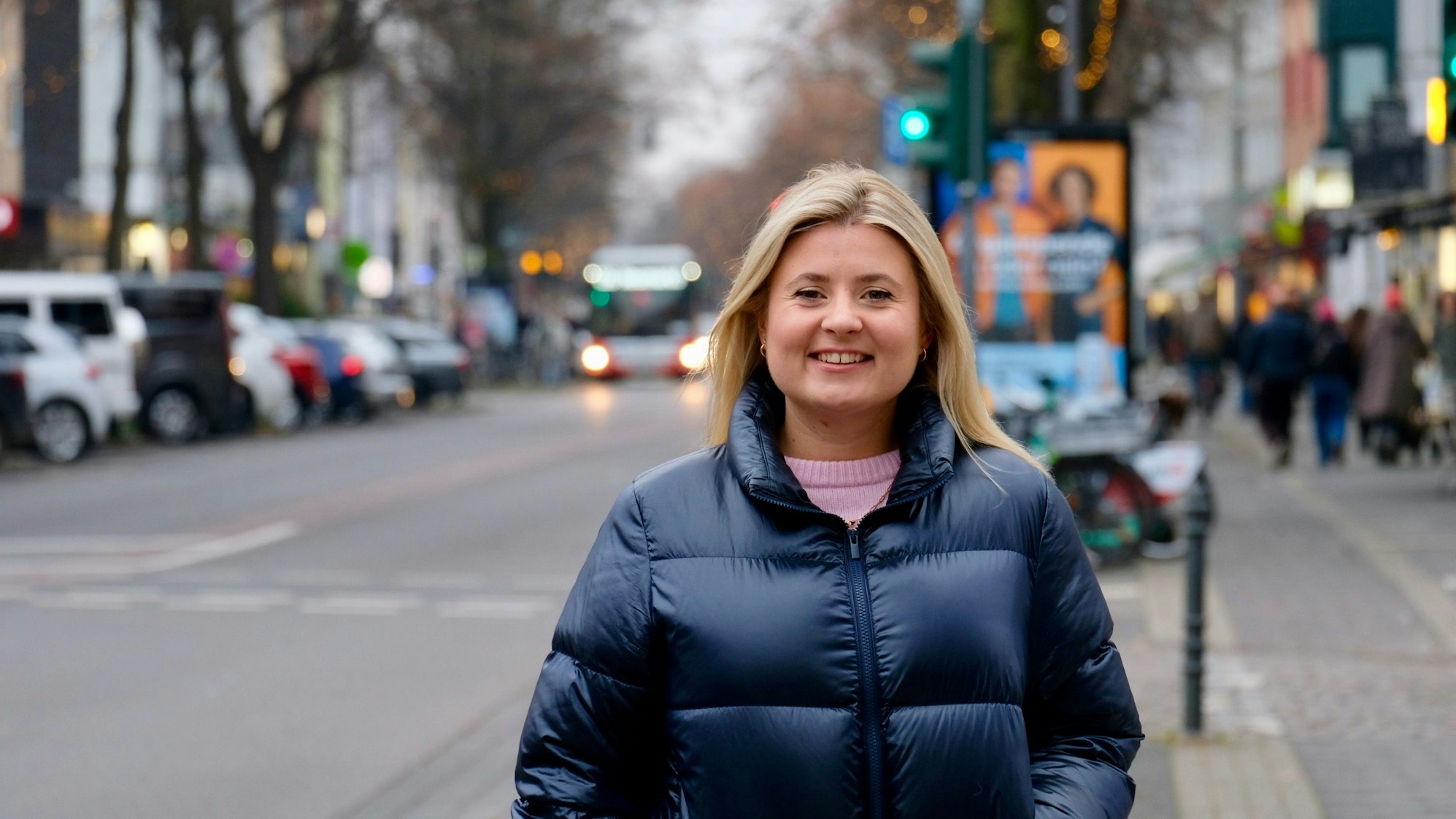 Eine Frau, die in die Kamera lächelt, steht auf der Dürener Straße in Lindenthal.
