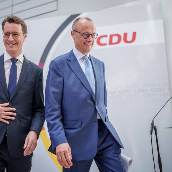 Hendrik Wüst (l, CDU), Ministerpräsident von Nordrhein-Westfalen, geht neben Friedrich Merz, CDU Bundesvorsitzender, nach einer Pressekonferenz nach der Sitzung des CDU-Bundesvorstands in der Parteizentrale.