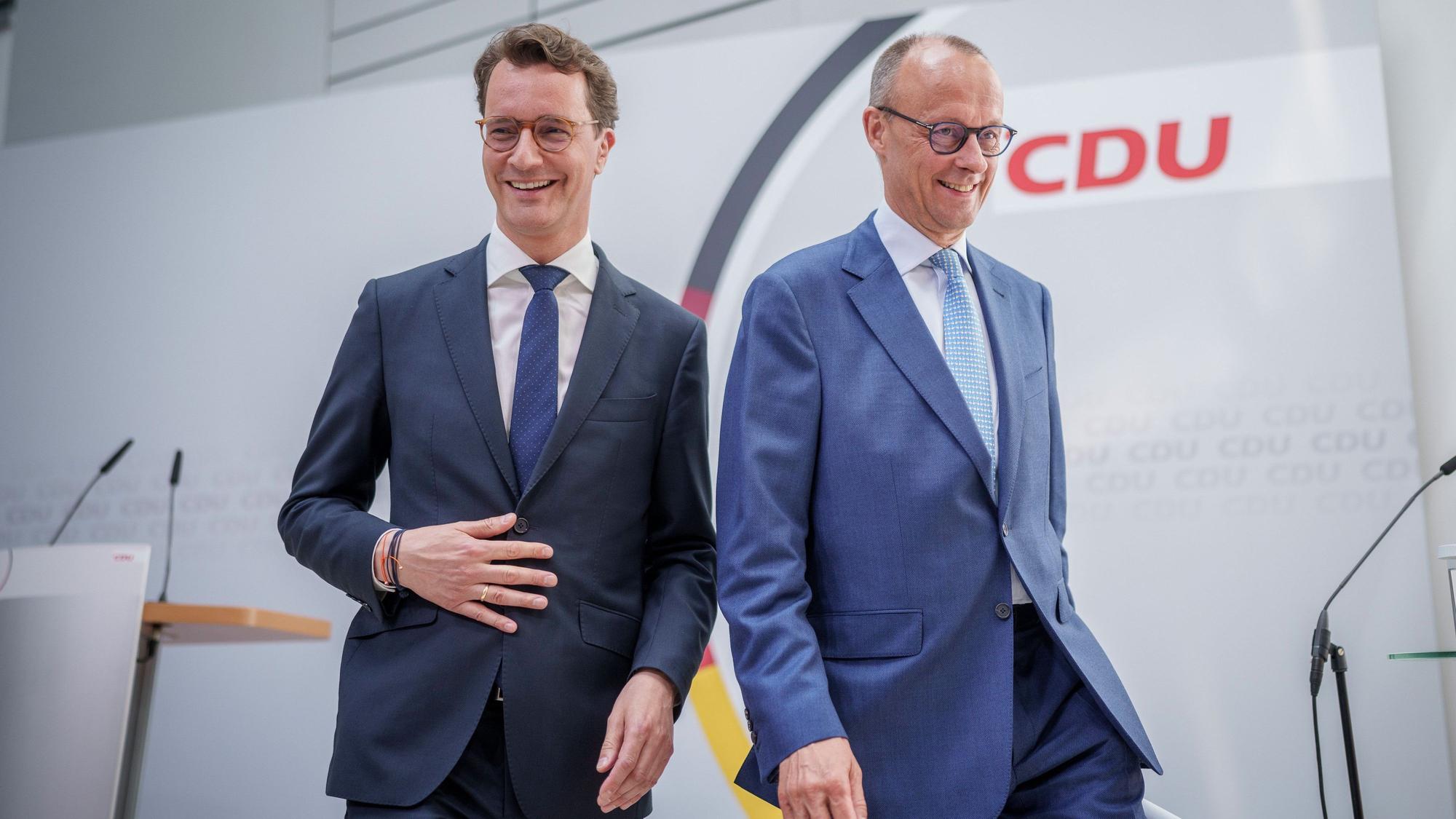 Hendrik Wüst (l, CDU), Ministerpräsident von Nordrhein-Westfalen, geht neben Friedrich Merz, CDU Bundesvorsitzender, nach einer Pressekonferenz nach der Sitzung des CDU-Bundesvorstands in der Parteizentrale.