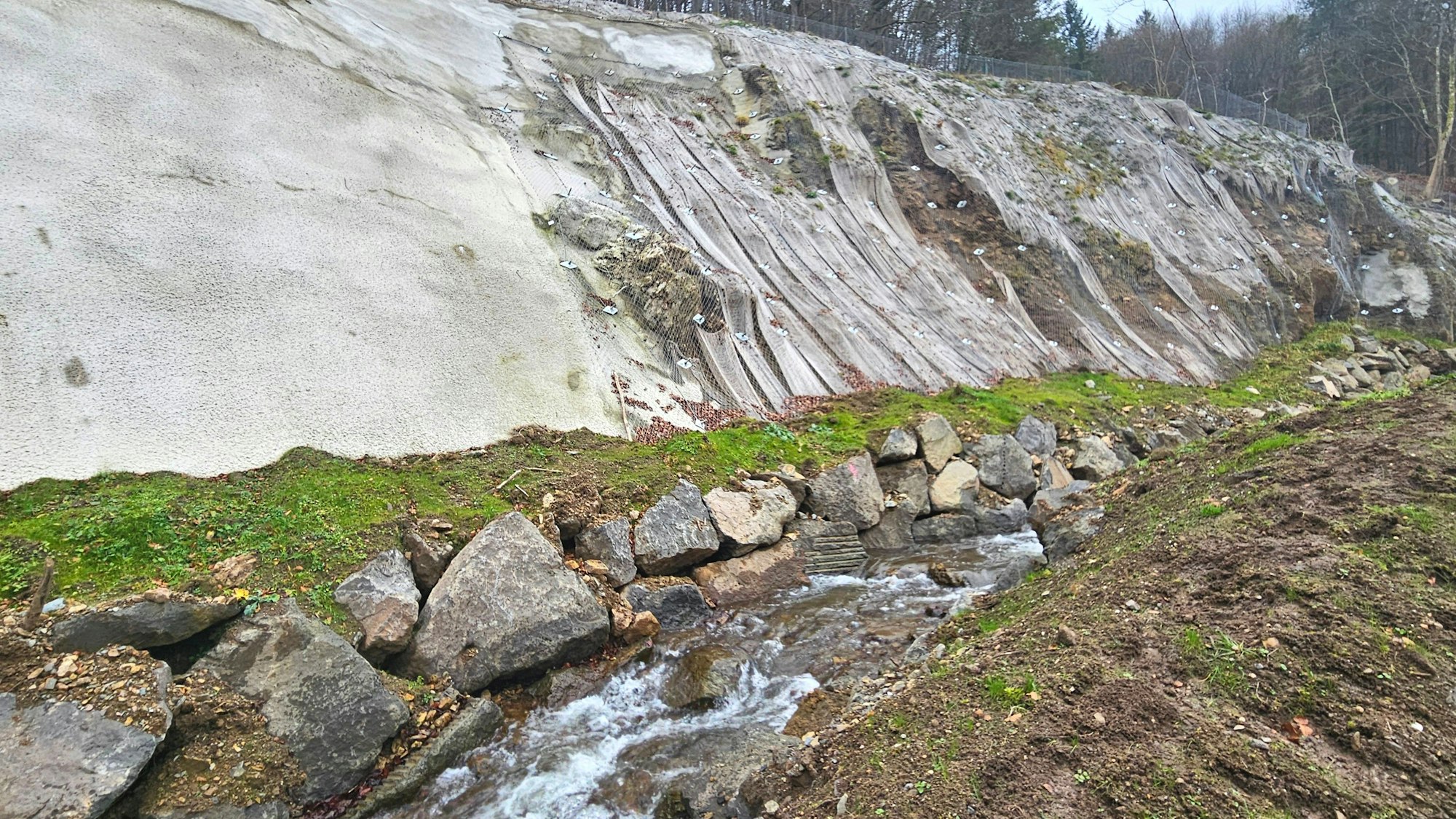 Blick auf den Gillesbach bei Urft, wo ein Hang gesichert wurde.
