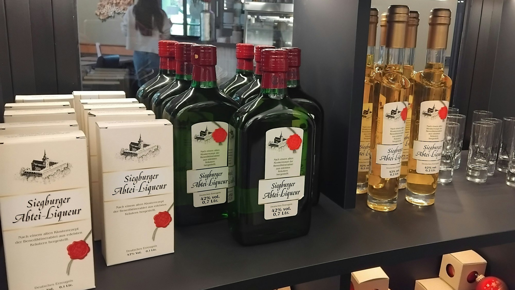 Der Siegburger „Abtei-Liqueur“ abgefüllt in verschiedenen Flaschengrößen.