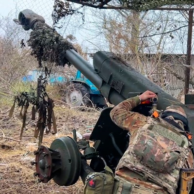 Ein russischer Soldat schießt mit einer D-30 Haubitze auf ukrainische Stellungen im Grenzgebiet der Region Kursk. (Symbolbild)
