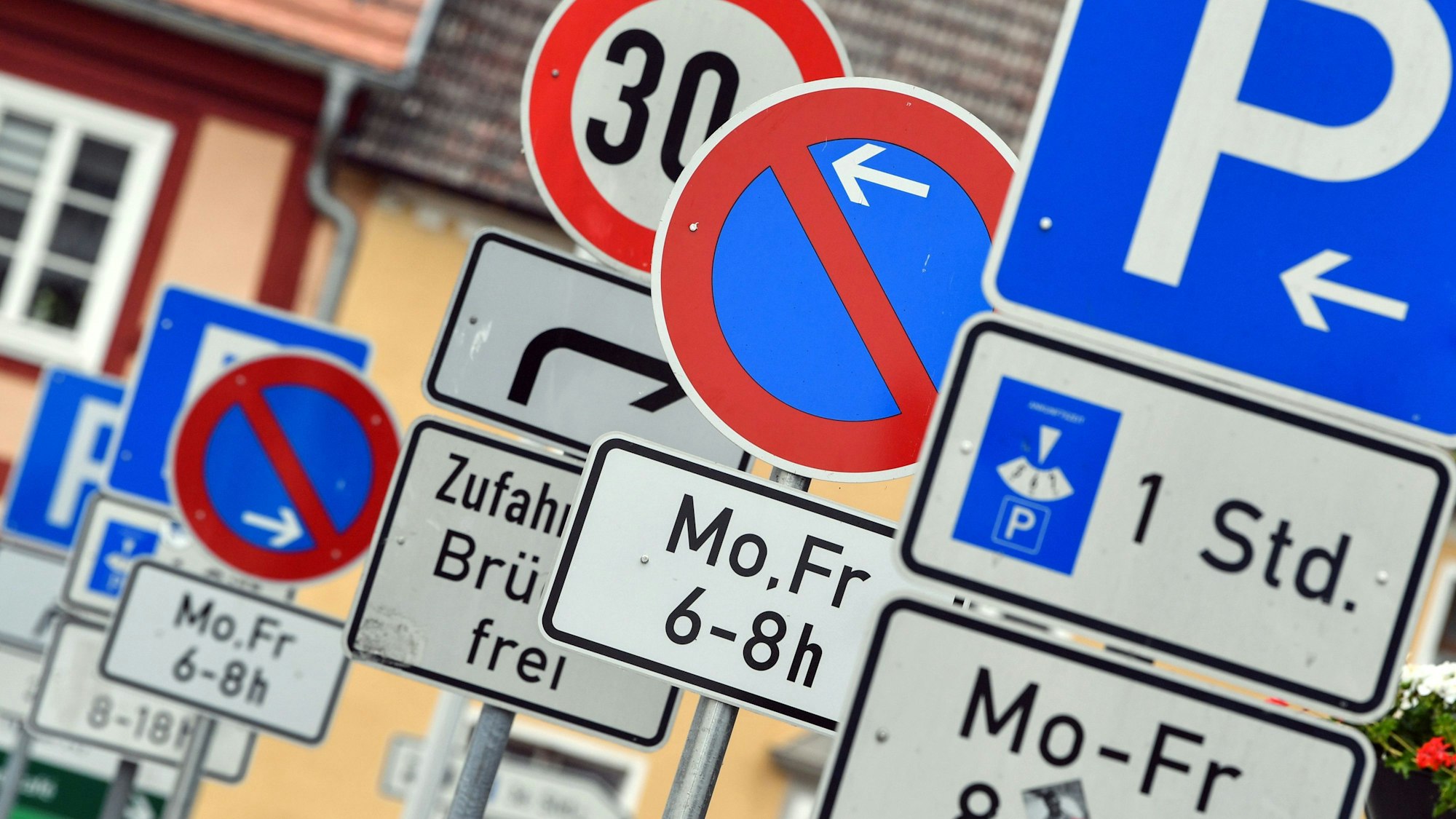 Das Bild zeigt einige Verkehrsschilder zum Thema Parken.