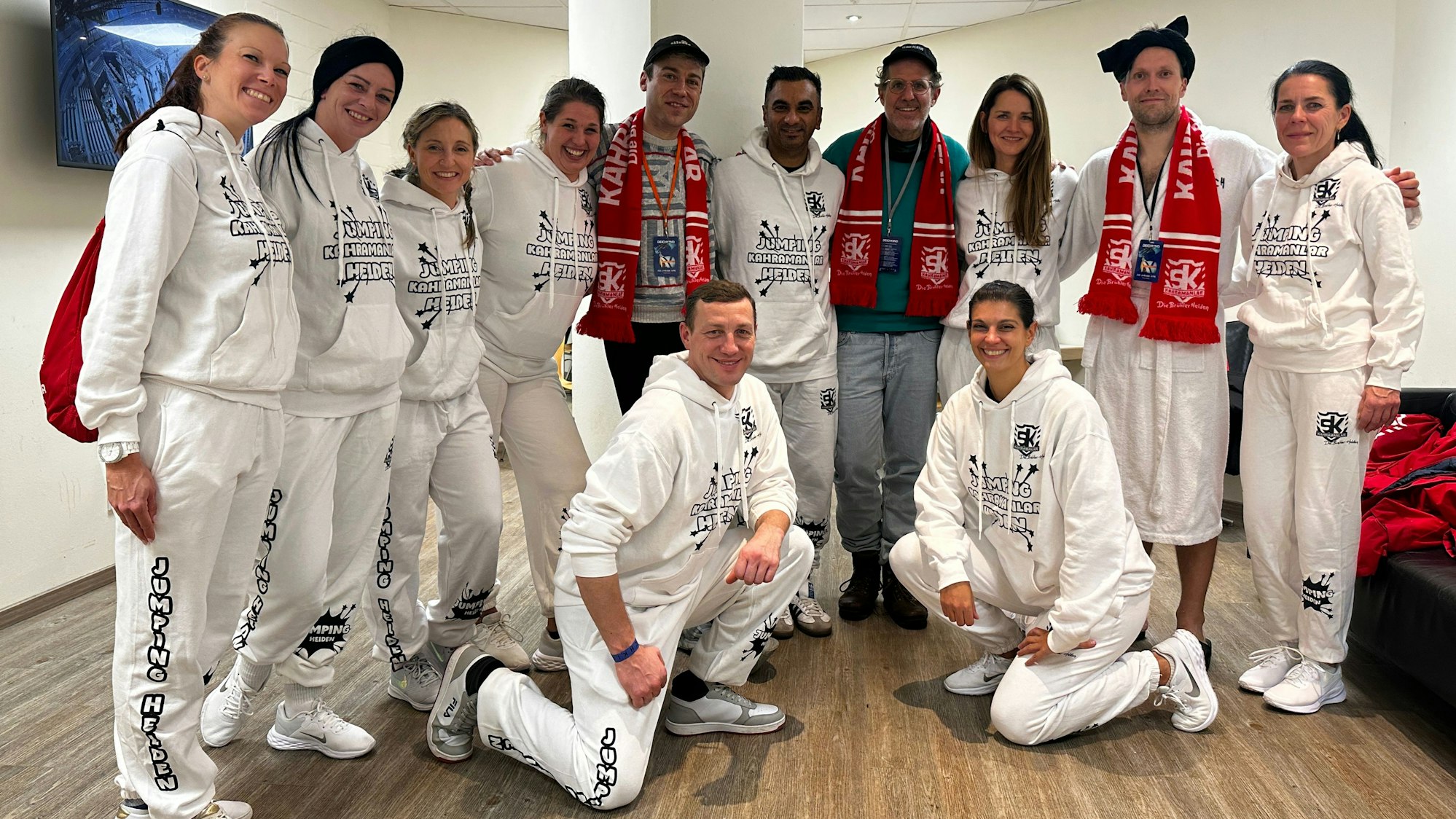 Zu sehen ist die Jumping Crew des Vereins „Kahramanlar - Brühler Helden“ mit Mitgliedern der Hamburger Hip-Hop-Formation Deichkind.