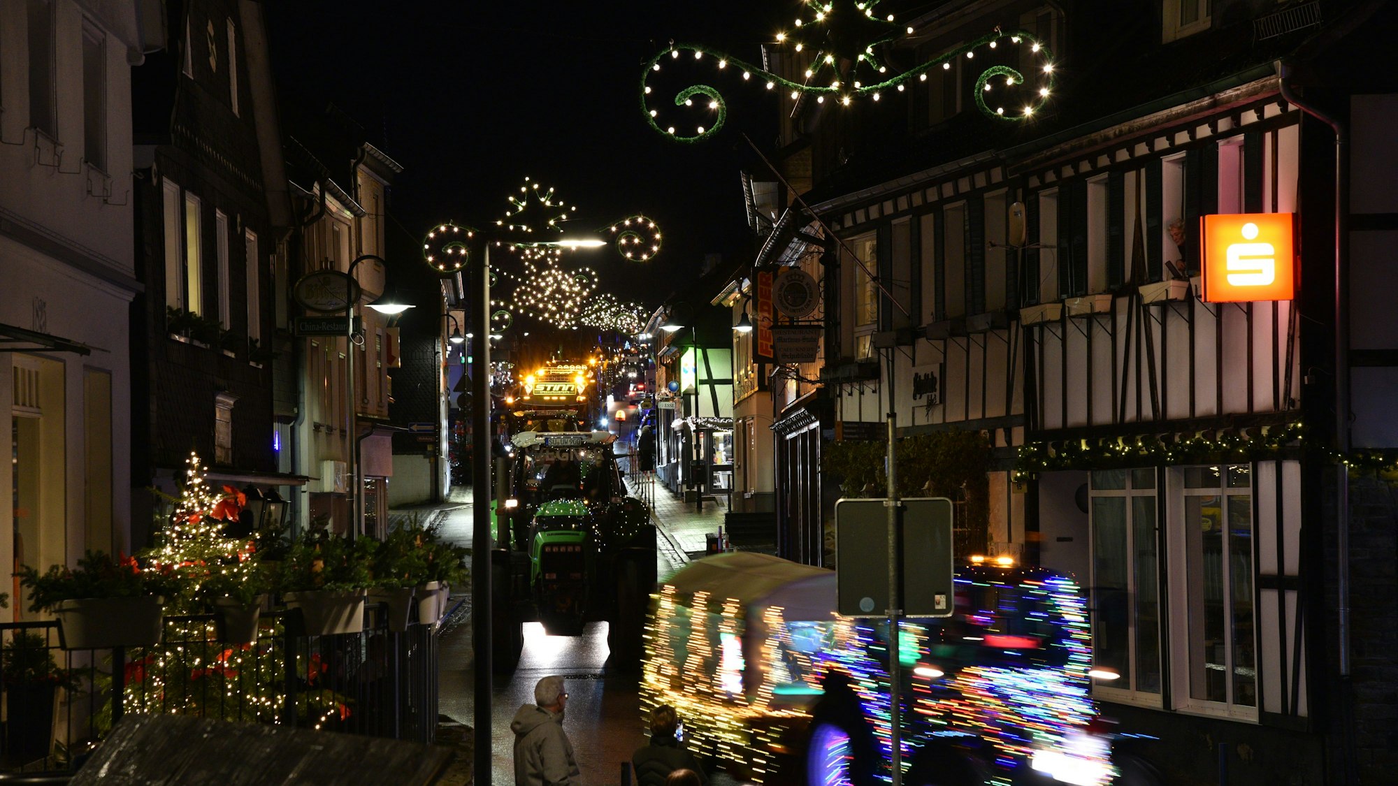 Viele Menschen jubelten den prachtvoll geschmückten Traktoren vom Straßenrand aus zu.